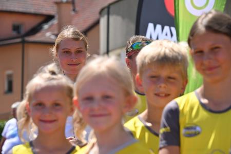 Čez dvesto kamniških otrok in športnikov s ponosom sprejelo in poneslo slovensko baklo (58)